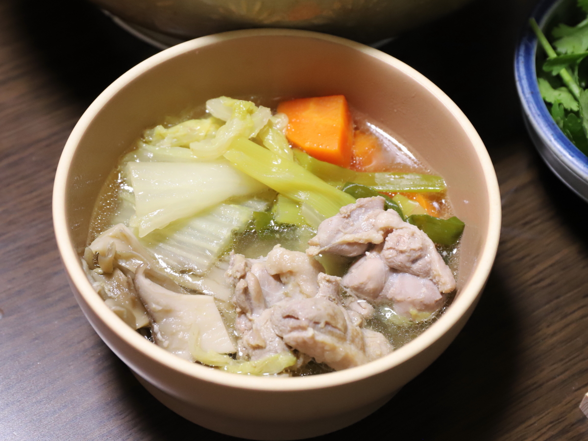 小皿に取り分けた鴨鍋の具材