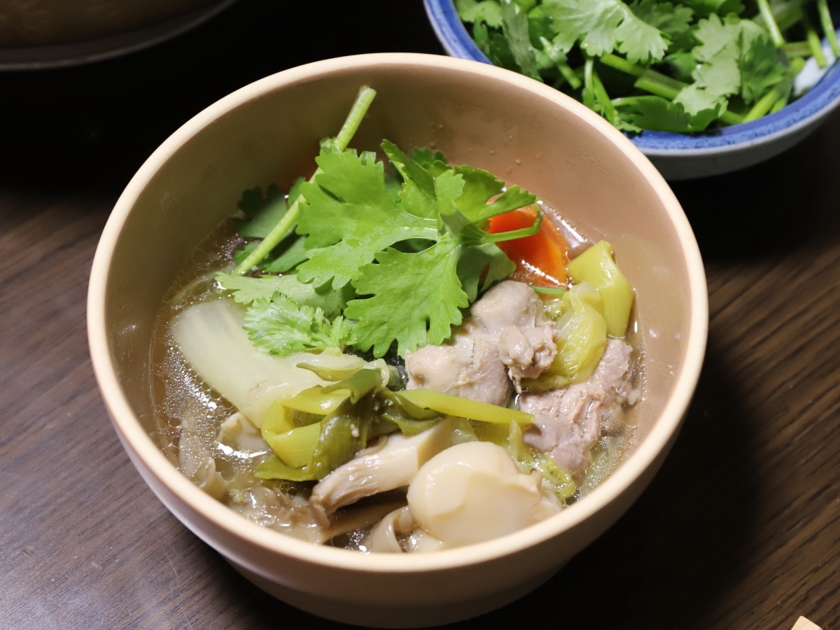 パクチーをトッピングした鍋の具