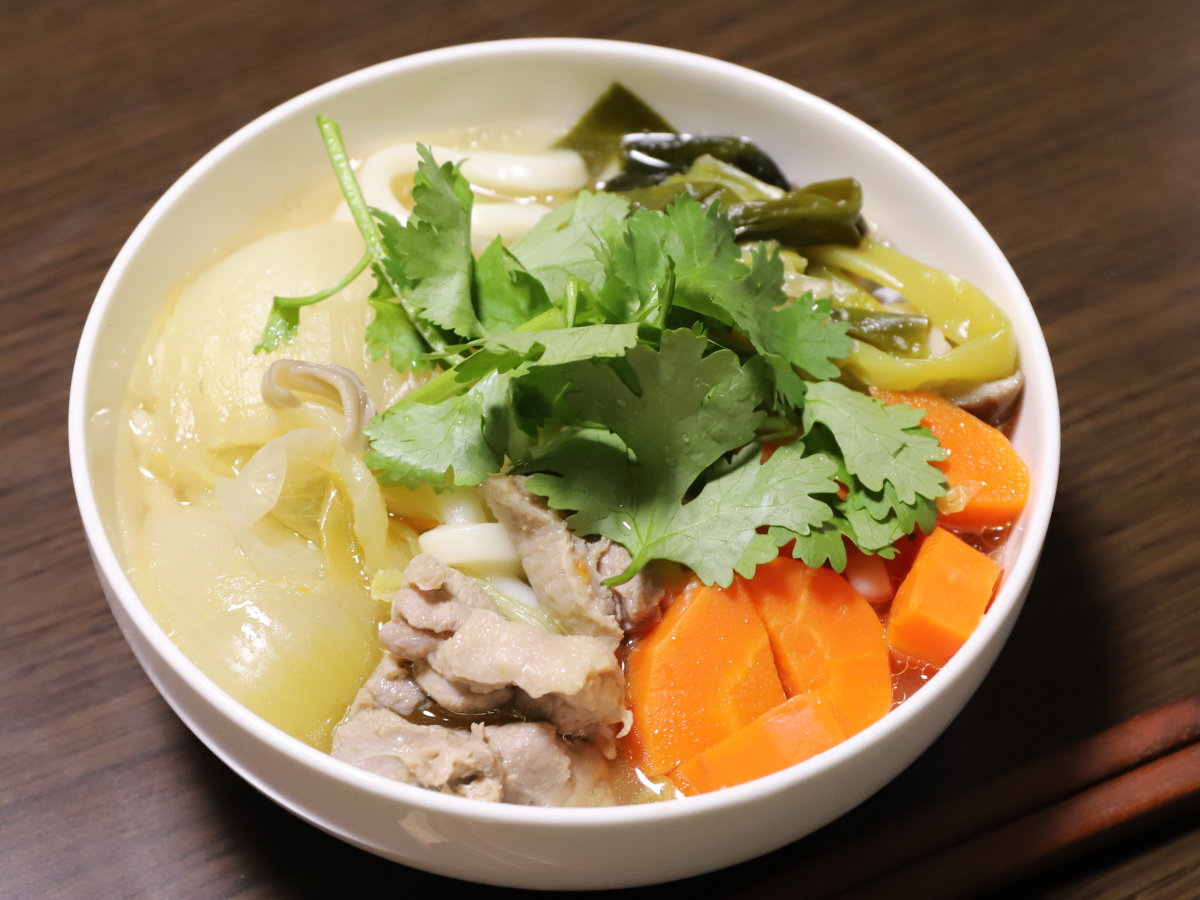 皿に盛りつけた鴨鍋のシメのうどん